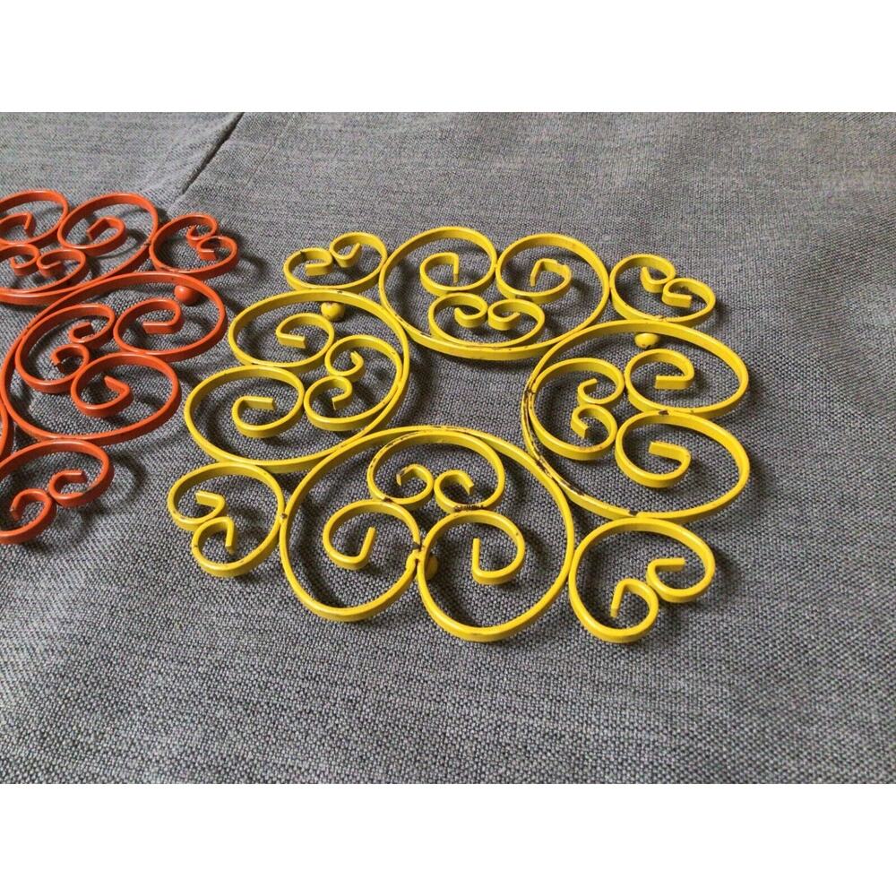 Vintage Set of 3 Ornate Metal Orange Yellow Footed Trivet Round Hot Plate 522A - Picture 5 of 7